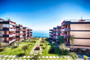 Отель Deluxe Blue Holiday Home Taormina Sea Front, Летойанни
